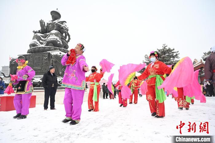 呼和浩特迎農(nóng)歷虎年首場(chǎng)降雪秧歌隊(duì)雪中起舞