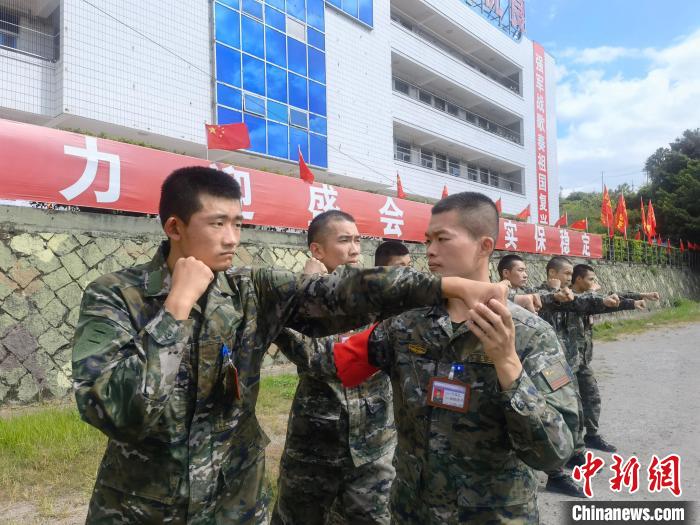 新兵尤云龍(左)不斷向一名合格軍人蛻變?！￡愴?攝