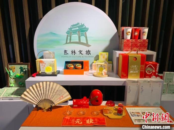 發(fā)展論壇現(xiàn)場展出的無錫城市文創(chuàng)作品?！O權(quán) 攝