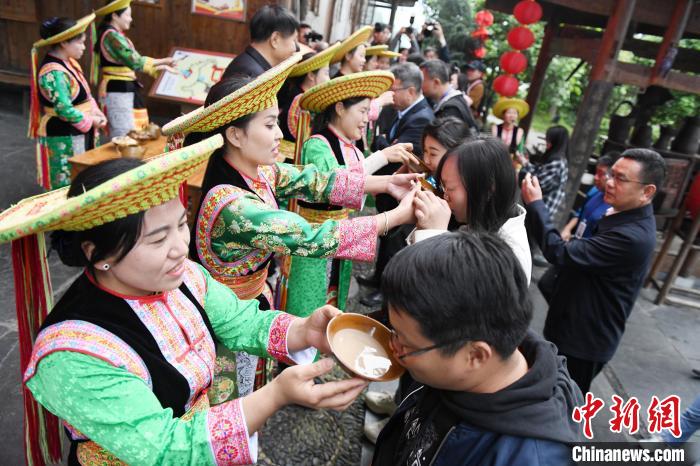 楓香瑤寨村民用攔門酒熱情迎接客人?！钊A峰 攝