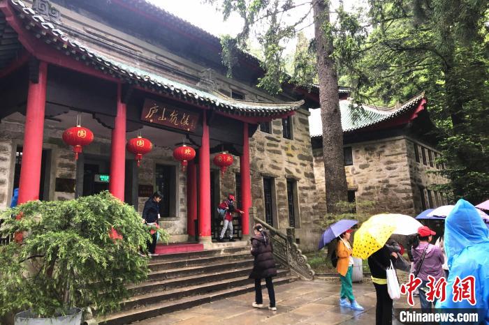 圖為在廬山抗戰(zhàn)博物館外，有不少等待參觀的游客?！蛆i泉 攝