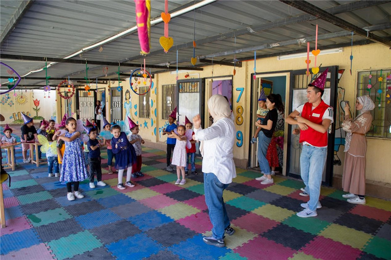 圖為中埃青年志愿者在埃及新開羅幼兒園開展“志愿服務伴成長，中埃攜手慶六一”活動。中建埃及分公司供圖