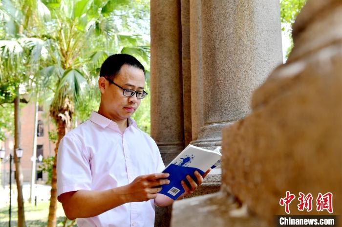 圖為福建師范大學(xué)教育學(xué)院臺灣教師陳昭志正在看書?！蚊?攝