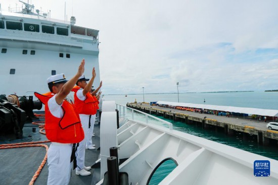 7月22日，中國(guó)海軍“和平方舟”號(hào)醫(yī)院船駛離基里巴斯首都塔拉瓦任務(wù)官兵向送行人群揮手告別。新華社發(fā)（黎宇 攝）