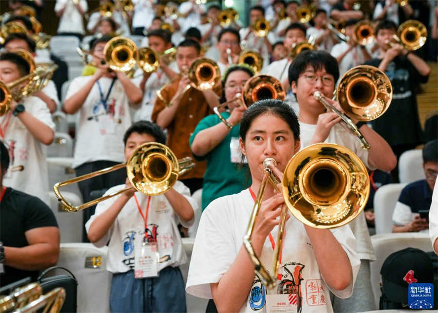 8月1日，在第九屆中國國際低音銅管藝術(shù)節(jié)的一場公益大師課上，低音銅管樂器愛好者在練習(xí)長號。新華社記者 劉潺 攝