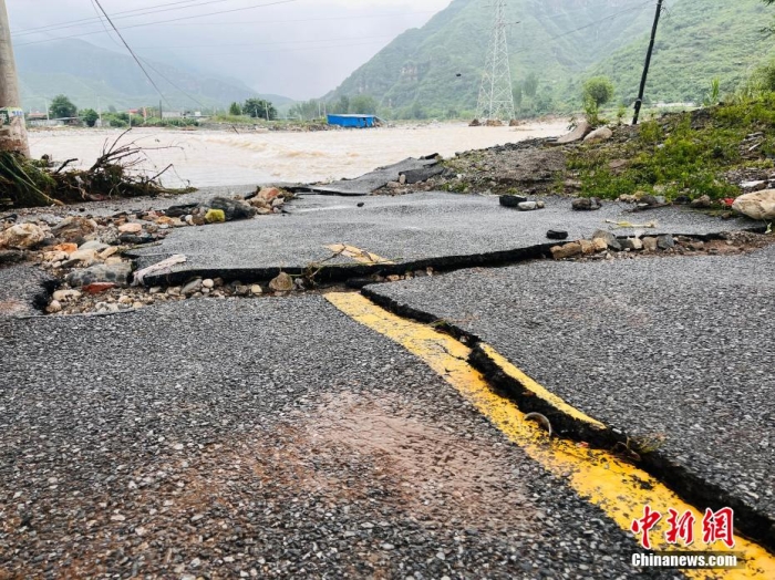 受臺(tái)風(fēng)“杜蘇芮”影響，7月29日至8月1日，河北省淶水縣普降暴雨，持續(xù)強(qiáng)降雨和強(qiáng)風(fēng)天氣引發(fā)洪水險(xiǎn)情。連日來，當(dāng)?shù)亟M織數(shù)千人搶險(xiǎn)救援隊(duì)伍，集中力量加快排水、清理路面、救援拋錨車輛、搶修倒伏電線桿等工作。8月1日，方便面、飲用水、火腿腸、面包等首批調(diào)撥救災(zāi)物資送抵救災(zāi)一線，并于當(dāng)天發(fā)放到受災(zāi)群眾手中。目前，淶水縣受損交通、電力、通信等基礎(chǔ)設(shè)施正在加緊搶修，山區(qū)受困人員已分批轉(zhuǎn)移，各項(xiàng)搶險(xiǎn)救災(zāi)工作正在有序進(jìn)行中。圖為淶水縣婁村鎮(zhèn)南安莊村被洪水沖毀的路面。(文/呂子豪 楊猛)李金璐 攝