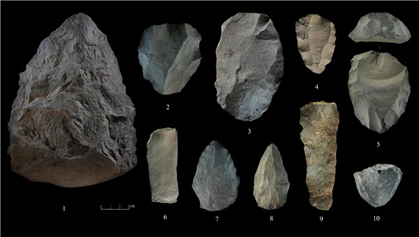 石制品 1.手斧 2、4、5.勒瓦婁哇石核（循環(huán)剝片法、優(yōu)先剝片法）3.勒瓦婁哇石葉石核 6.勒瓦婁哇石葉 7、8.勒瓦婁哇尖狀器 9.石葉 10.錐形石葉石核。中肯聯(lián)合考古隊(duì)供圖