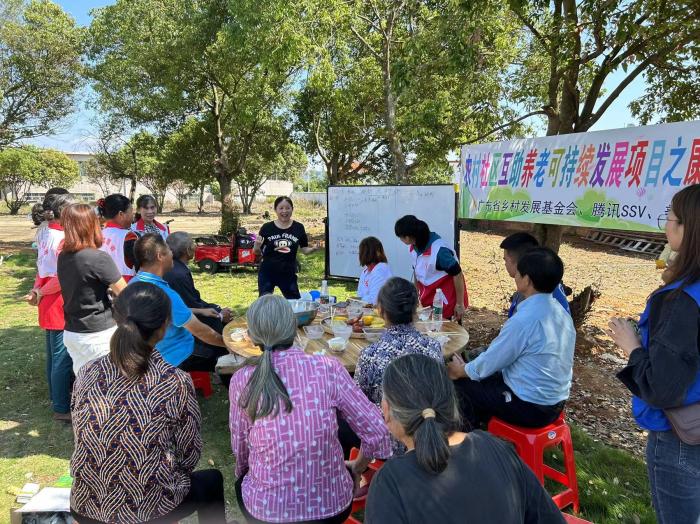 10月23日，廣東韶關農(nóng)村的互助養(yǎng)老探索，結合仁化縣董塘鎮(zhèn)新龍村的重陽節(jié)活動，將村支書、婦女主任、項目管理人員、新龍村助老員、村民志愿者、健康熱心的老人聚集在一起。 受訪者供圖