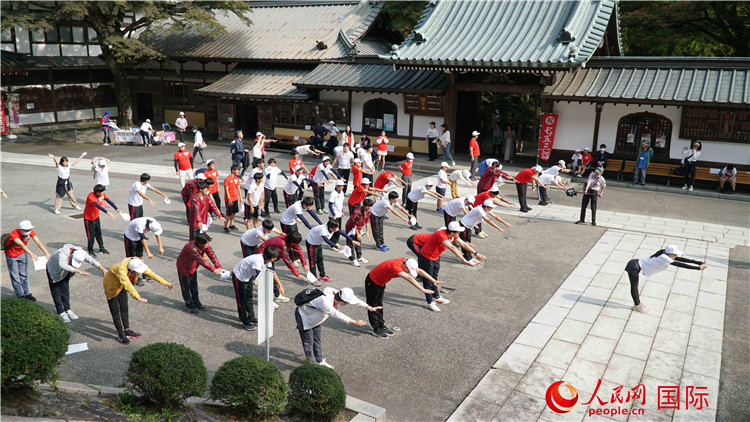 開(kāi)跑前，中日青少年一起做熱身運(yùn)動(dòng)。人民網(wǎng) 蔣曉辰攝