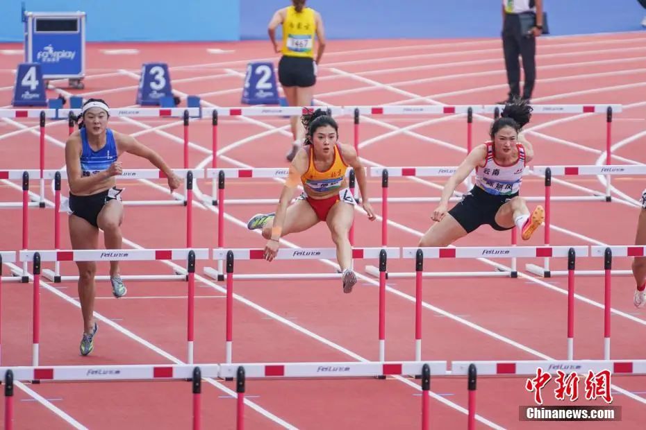 第一屆全國學生(青年)運動會田徑女子大學乙組100米欄決賽中，吳艷妮輕松奪冠。圖為吳艷妮在比賽中。陳冠言 攝