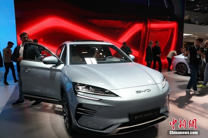 2023年德國(guó)國(guó)際汽車及智慧出行博覽會(huì)(IAA mobility)(亦簡(jiǎn)稱慕尼黑國(guó)際車展)將于9月5日正式開(kāi)幕。在9月4日舉行的媒體日，記者看到諸品牌紛紛攜“拳頭”產(chǎn)品亮相。圖為當(dāng)日比亞迪SEAL U在歐洲首秀。<a target='_blank' href='/'><p  align=