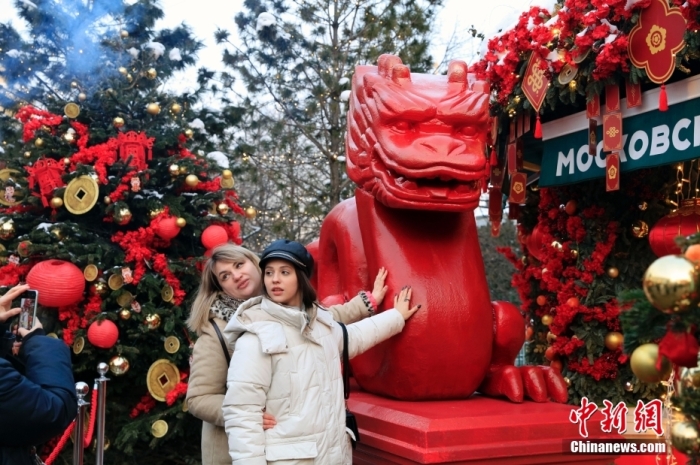 當(dāng)?shù)貢r間2月9日，中國農(nóng)歷新年慶?；顒訂觾x式在莫斯科市中心的卡梅爾格爾斯基巷舉行。中國駐俄大使張漢暉，俄羅斯外交部發(fā)言人扎哈羅娃，以及俄羅斯文化部和莫斯科市政府官員出席。慶?；顒訉⒊掷m(xù)至18日。圖為當(dāng)?shù)孛癖娫谔鼐S爾廣場與龍雕塑合影。