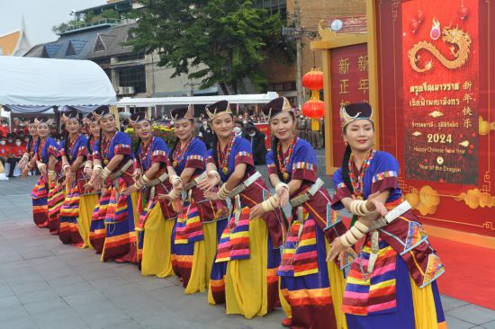 2月10日，演員在泰國(guó)曼谷唐人街舉行的“歡樂(lè)春節(jié)”活動(dòng)上跳舞。當(dāng)日，泰國(guó)“歡樂(lè)春節(jié)”文化活動(dòng)在曼谷唐人街舉辦。（新華社發(fā)，拉亨攝）