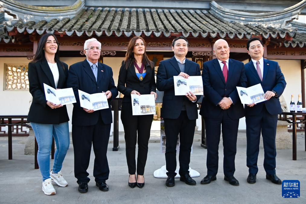 3月6日，嘉賓出席在馬耳他桑塔露琪亞市舉行的中國(guó)生肖郵票發(fā)行儀式。新華社發(fā)（喬納森·博格攝）