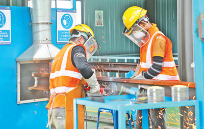 中企承建的馬東鐵項目創(chuàng)造就業(yè)機會超過1.8萬個，合作的當?shù)仄髽I(yè)超過1900家——為促進馬來西亞東西海岸互聯(lián)互通貢獻力量（共建“一帶一路”第一現(xiàn)場）