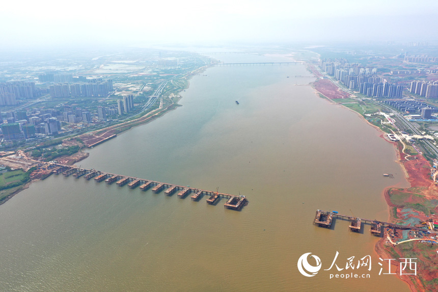 航拍九龍湖過江大橋，該橋是南昌第七座跨贛江通道。 人民網(wǎng) 時雨攝