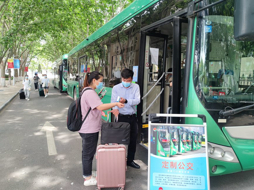 公交車從校園宿舍樓下出發(fā)，直達(dá)鄭州火車站和鄭州東站。崔晨攝