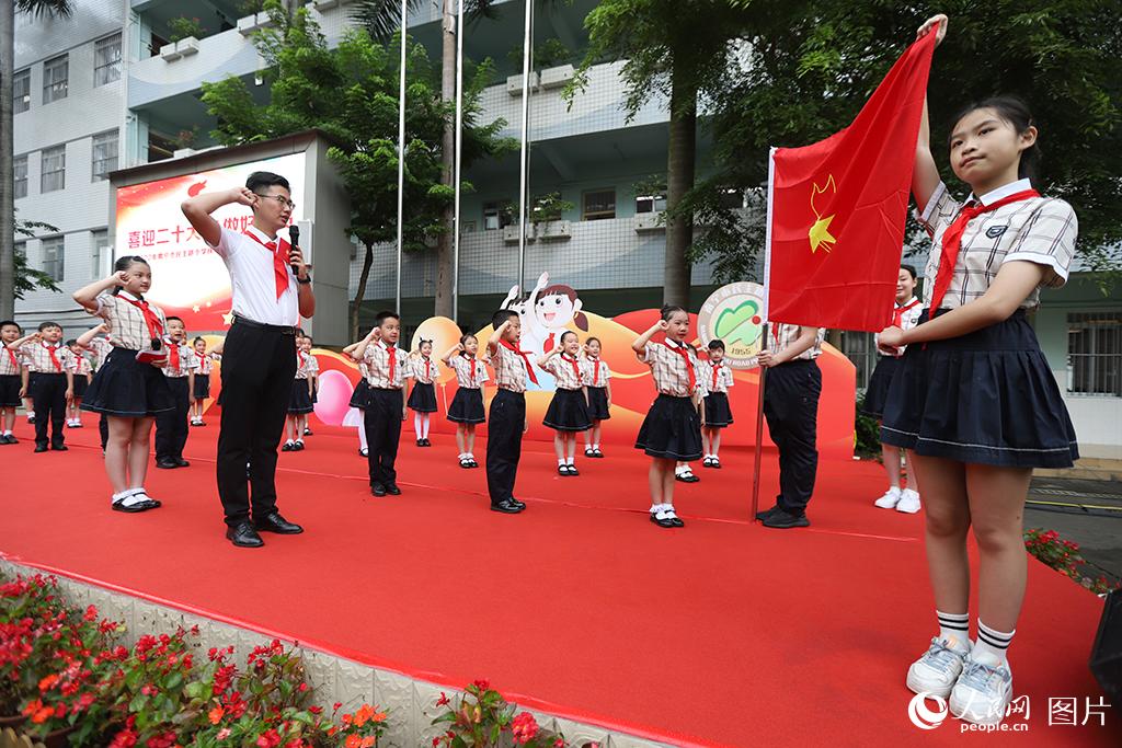 5月31日，在廣西壯族自治區(qū)南寧市民主路小學(xué)，學(xué)校大隊(duì)輔導(dǎo)員帶領(lǐng)少先隊(duì)員呼號(hào)。人民網(wǎng)記者 嚴(yán)立政攝