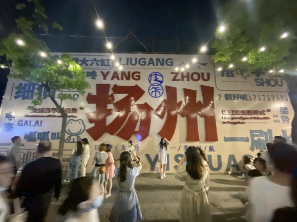 古運(yùn)河畔的皮市街充滿市井氣息。 人民網(wǎng) 張玉峰攝