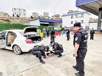 圖為民警對重點車輛是否攜帶毒品進(jìn)行檢查。省禁毒委供圖