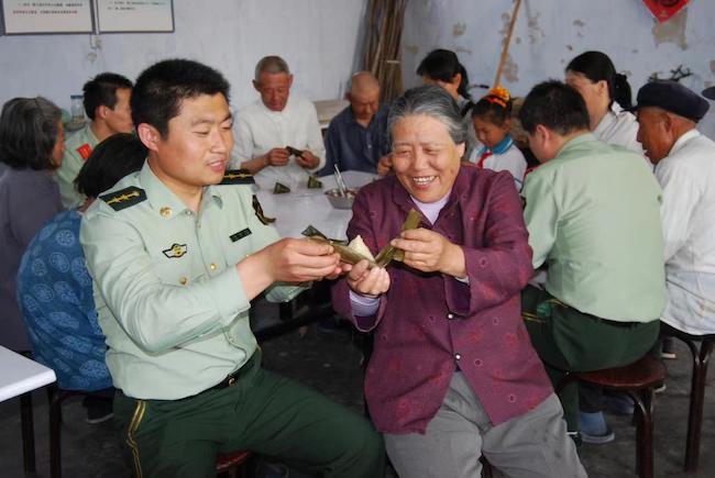 趙德恒與孤寡老人共度端午佳節(jié) 。 濱州市公安局海岸警察支隊(duì)岔尖派出所供圖