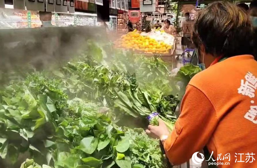 在大潤發(fā)長江北路店里，果蔬、肉蛋等生活必需品種類齊全，供應充足，市民正有序選購。無錫市委網信辦供圖