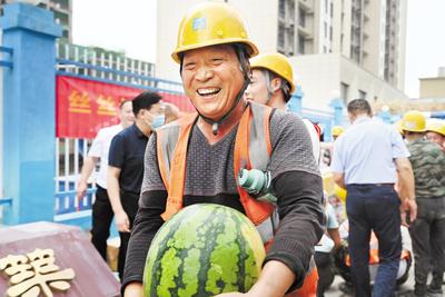 近日，石家莊市橋西區(qū)總工會到中建四局河北分公司某項(xiàng)目工地為一線職工發(fā)放防暑慰問品。圖為領(lǐng)到防暑慰問品的建筑工人露出開心的笑容。 省總工會供圖