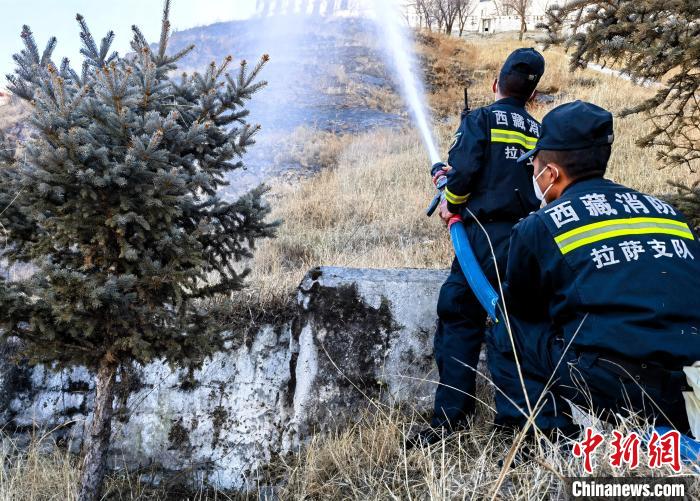 12月6日，布達(dá)拉宮消防救援大隊(duì)在布達(dá)拉宮山體林草區(qū)域開展?jié)窕ぷ??！㈣?攝