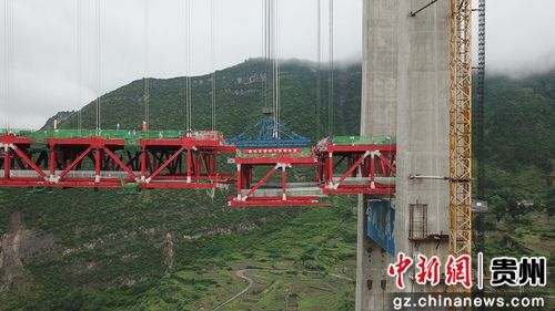 5月30日，貴州習(xí)水，世界山區(qū)峽谷第一高塔懸索橋——赤水河大橋最后一節(jié)鋼桁梁正在拼裝。赤水