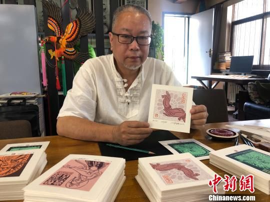 圖為徐晉林展示藏書(shū)票?！⌒煅?攝