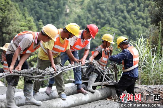 8月13日，融水苗族自治縣境內(nèi)的羅融二級(jí)公路施工路段，工人們正冒著37℃的高溫在進(jìn)行作業(yè)。