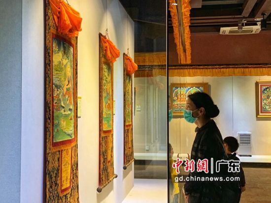 80余幅國家級(jí)非遺大師希熱布唐卡作品東莞展出。圖為充滿神秘色彩的唐卡作品吸引人駐足觀看(徐倩 攝)