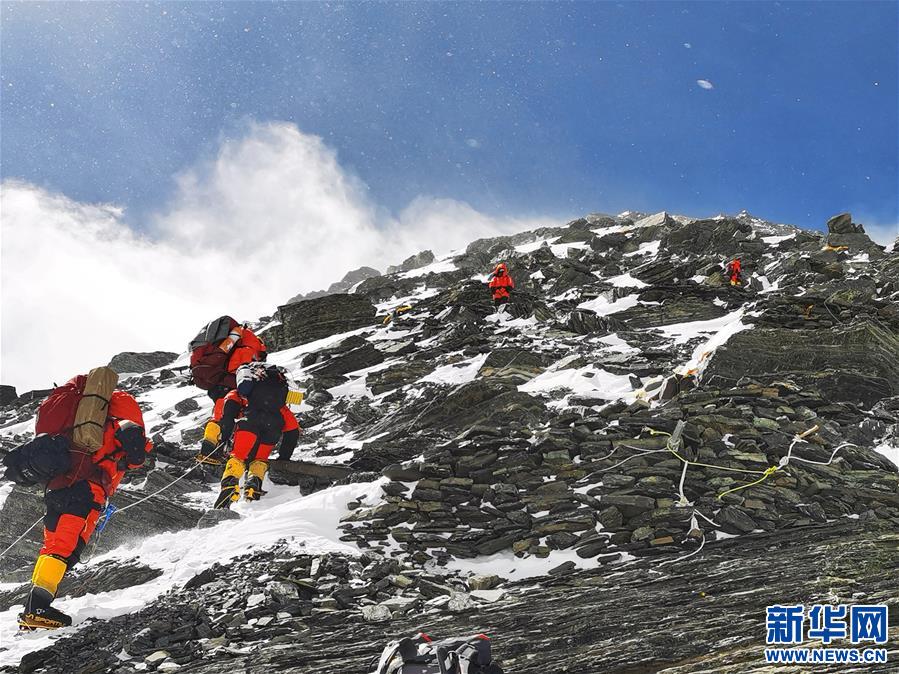 （新華視界）（3）2020珠峰高程測量登山隊向海拔8300米進(jìn)發(fā)