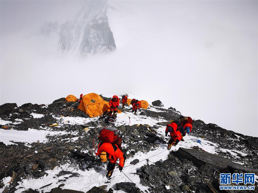 （新華視界）（1）2020珠峰高程測量登山隊向海拔8300米進(jìn)發(fā)