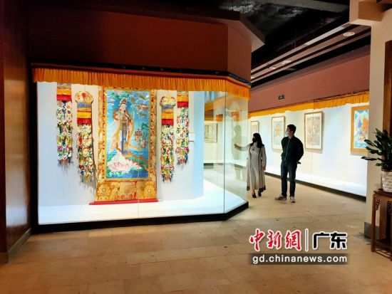 80余幅國家級非遺大師希熱布唐卡作品東莞展出。圖為展出的唐卡作品色澤鮮艷(徐倩 攝)