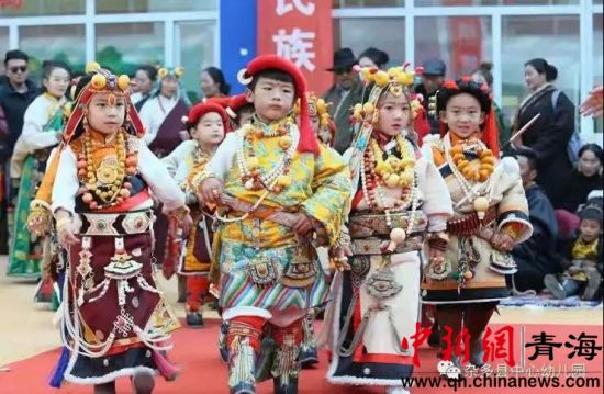 圖為雜多縣中心幼兒園開展了以“傳承非遺文化從我開始”為主題的親子活動(dòng)暨首屆民間文化游戲節(jié)。