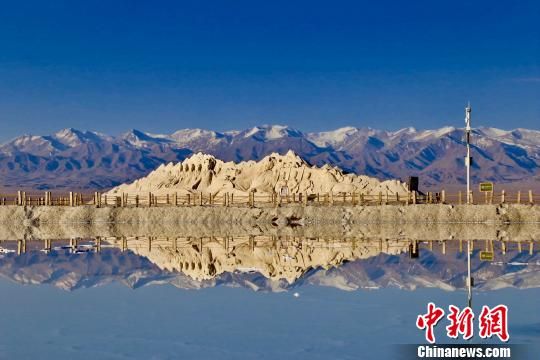 圖為“青海茶卡鹽湖”景區(qū)。（資料圖）　張?zhí)砀！z