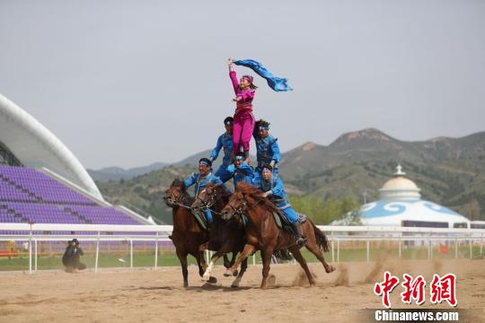 第十一屆全國少數(shù)民族傳統(tǒng)體育運(yùn)動(dòng)會(huì)馬上項(xiàng)目比拼激烈各地選手“炫技”