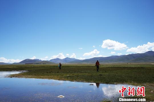 游客體驗(yàn)在藏徒步：一面是雪域美景，一面是城市巨變