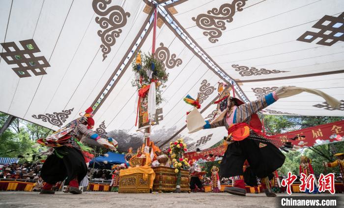 圖為2018年8月12日，西藏拉薩雪頓節(jié)期間，羅布林卡公園內(nèi)舉行的藏戲比賽吸引了眾多藏族民眾和國(guó)內(nèi)外游客前來(lái)觀看(資料圖)?！『闻罾?攝