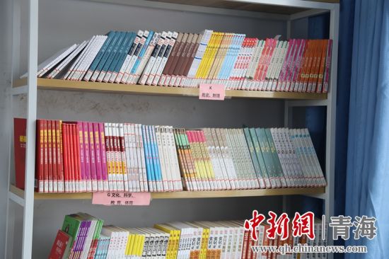 圖為“安康圖書館”項(xiàng)目為日月鄉(xiāng)哈城中心小學(xué)配置的圖書。張海雯攝