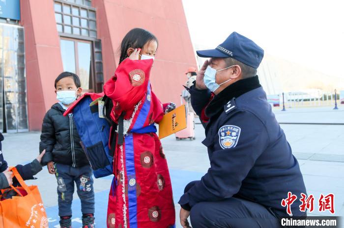 圖為小乘客向拉薩鐵路公安民警敬禮?！『铲i 攝