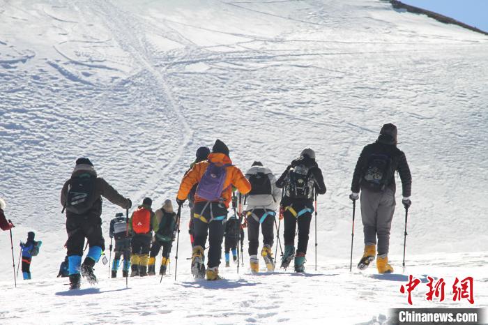 圖為2019年，普通民眾在洛堆峰體驗(yàn)登雪山活動(dòng)。資料圖 趙朗 攝