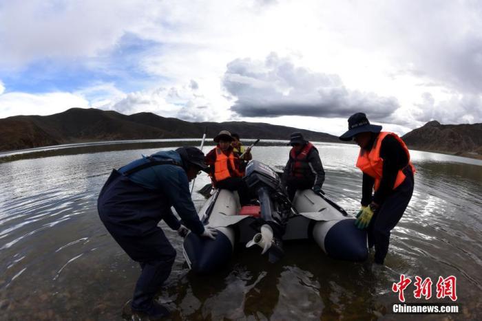 圖為科考隊(duì)員準(zhǔn)備乘快艇前往浪錯湖中心開展科考作業(yè)。 <a target='_blank' ><p  align=