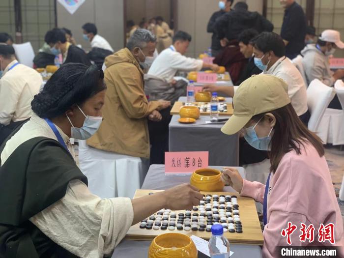 圖為參賽選手正在進(jìn)行藏棋對(duì)弈?！≈x牧 攝