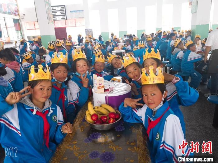 圖為加查縣安繞鎮(zhèn)小學(xué)學(xué)生集體過六一兒童節(jié)?！“怖@鎮(zhèn)小學(xué)供圖