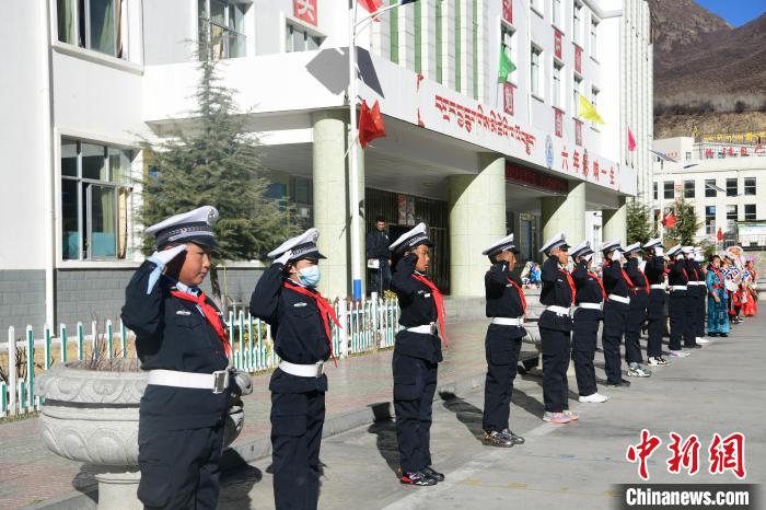 圖為加查縣安繞鎮(zhèn)小學(xué)學(xué)生爭當(dāng)“小交警”體驗(yàn)交警工作?！∝暩聛硭?攝