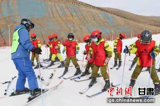 圖為天祝烏鞘嶺國際滑雪場游客享受冰雪運(yùn)動樂趣。