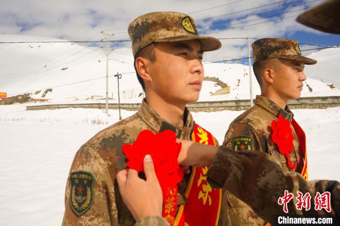 退伍老兵合照留念。　西藏山南軍分區(qū)某團(tuán)供圖