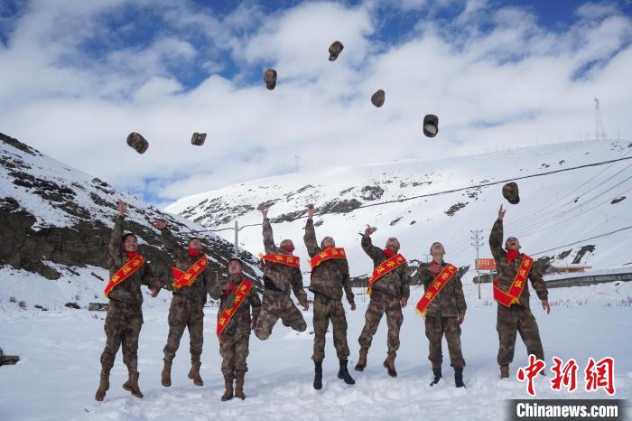 退伍老兵飛帽留念。　西藏山南軍分區(qū)某團(tuán)供圖